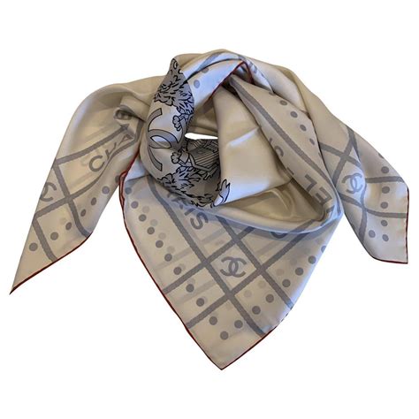 foulard chanel blanc